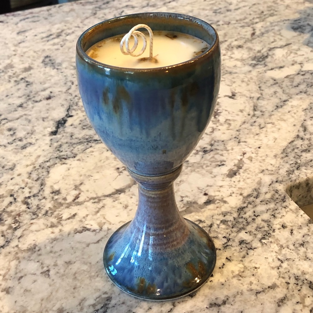 Handpoured soy-wax candle with scent cool rain